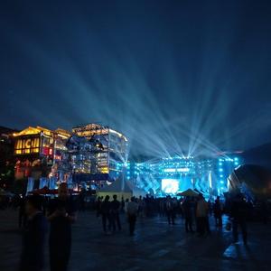 美女男人努力生产豆浆
