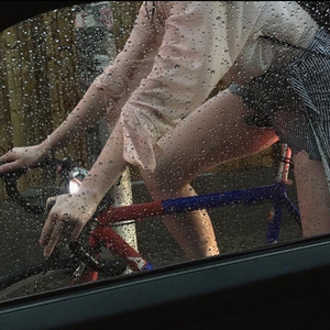 美女男人努力生产豆浆
